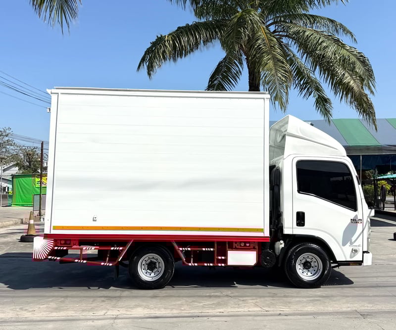 รถ ISUZU NLR 130 แรง ปี 2560 รถห้างแท้(4 ล้อไม่ติดเวลา) ตู้แห้ง ยาว 3.30 ม. กว้าง1.85 ม. 