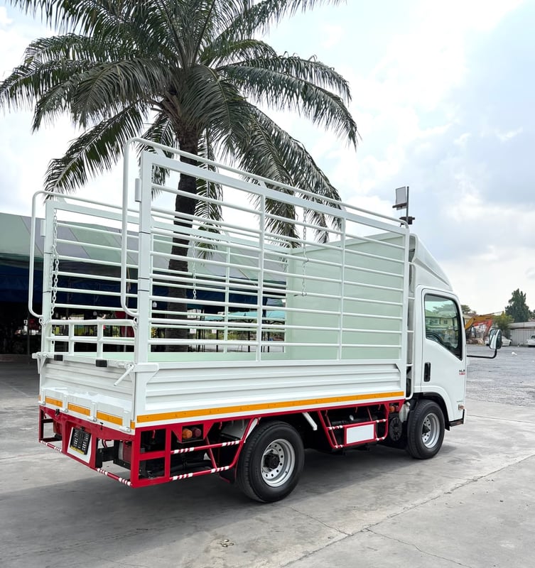 รถ ISUZU NLR 130 แรง ปี 2555 รถห้างแท้  (4 ล้อไม่ติดเวลา) กะบะคอกสูง ยาว 3.30 ม.กว้าง 1.90 ม. รถมือเดียว สวยมาก