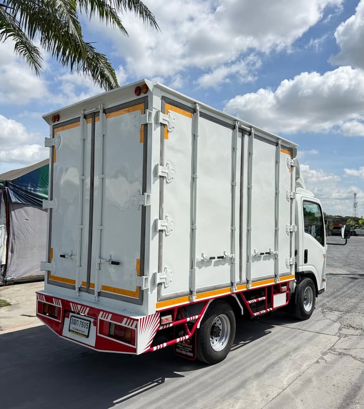 ISUZU NLR 130 แรงม้า ปี 2563 รถบรรทุก 4 ล้อ ตู้แห้ง เปิดรอบด้าน  สวยมาก พร้อมใช้งาน