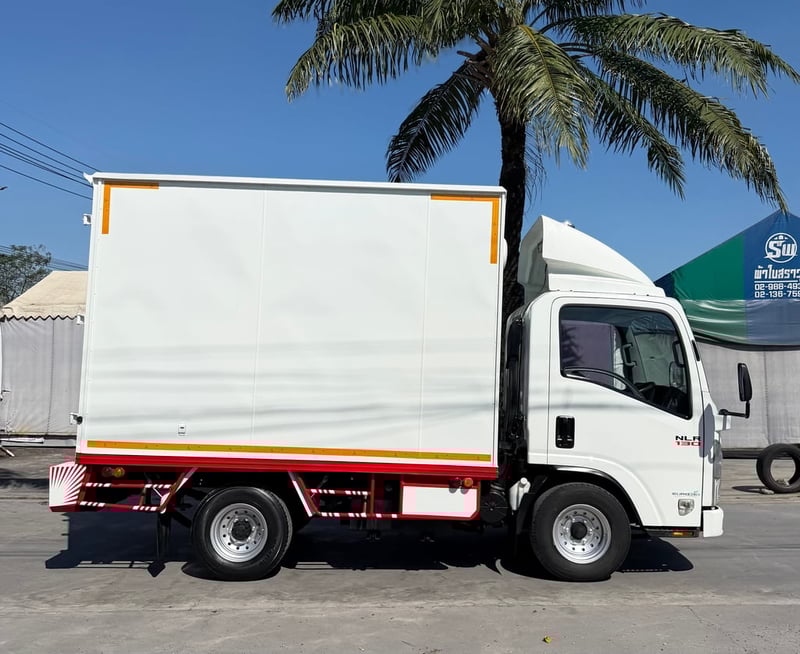 ISUZU NLR 130 แรงม้า รถบรรทุก 4 ล้อไม่ติดเวลา ตู้แห้ง ปี 2563 ISUZU NLR 130 แรงม้า รถบรรทุก 4 ล้อไม่ติดเวลา ตู้แห้ง ปี 2563