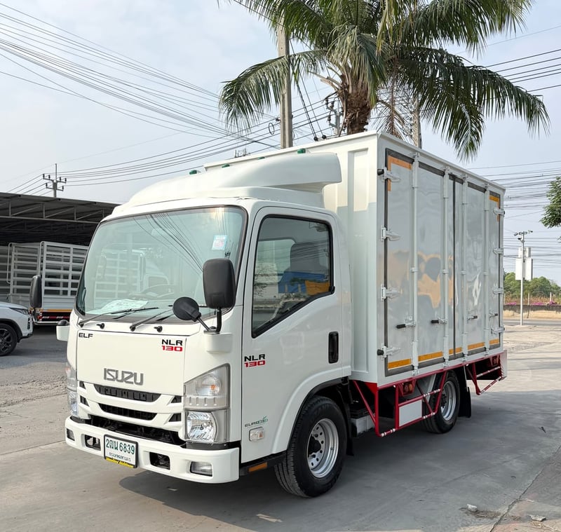 รถ ISUZU NLR 130 แรง ปี 2561 (รถห้างแท้ ) ตู้แห้ง 10 บาน ยาว3.20 ม.กว้าง 1.90 ม.