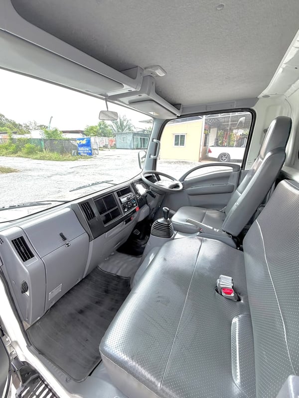 ISUZU NLR 130แรงม้า  4ล้อไม่ติดเวลา ตู้แห้ง 10 บาน  ปี2019 ไมล์ 95,000