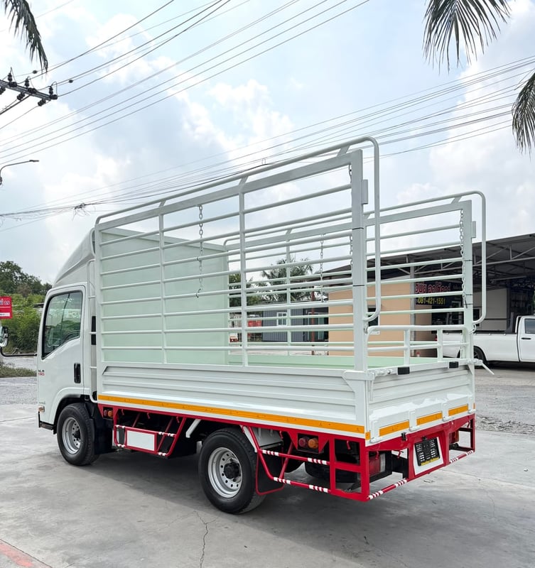 รถ ISUZU NLR 130 แรง ปี 2555 รถห้างแท้  (4 ล้อไม่ติดเวลา) กะบะคอกสูง ยาว 3.30 ม.กว้าง 1.90 ม. รถมือเดียว สวยมาก