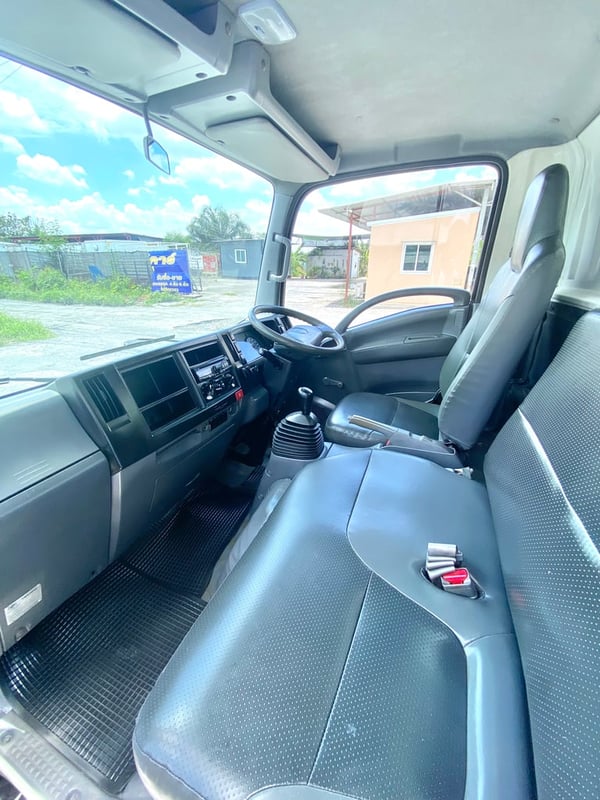 ISUZU NLR 130แรงม้า รถบรรทุก 4ล้อ ตู้แห้ง 10 บาน ปี2018