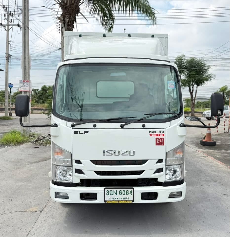 รถ ISUZU NLR 130 แรง ปี 2564 (รถห้างแท้ ) ไมล์น้อยมาก  มือเดียว สวยมาก ตู้แห้ง ยาว 3.20 ม. กว้าง 1.90 ม.