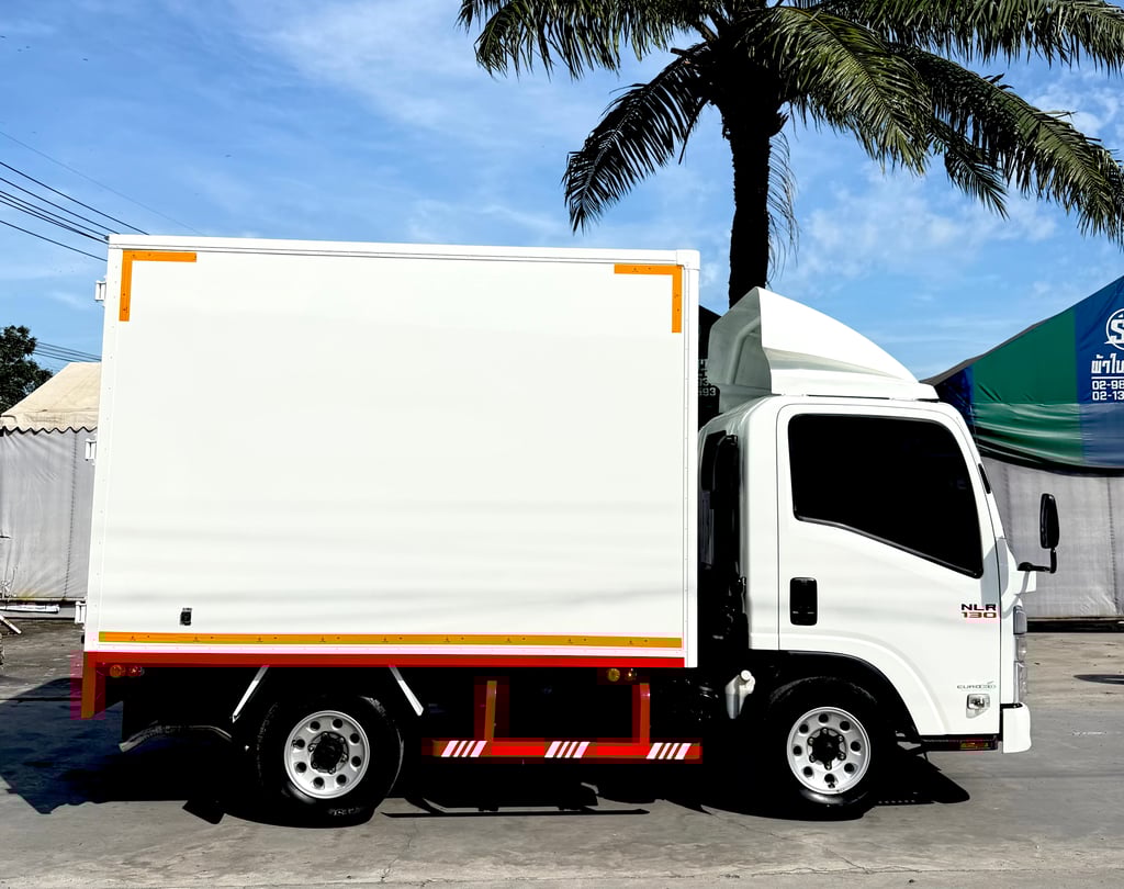 ISUZU NLR 130 แรงม้า รถบรรทุก 4 ล้อไม่ติดเวลา โฉมใหม่ ไฟโปรเจคเตอร์ ตู้แห้ง ปี 2565