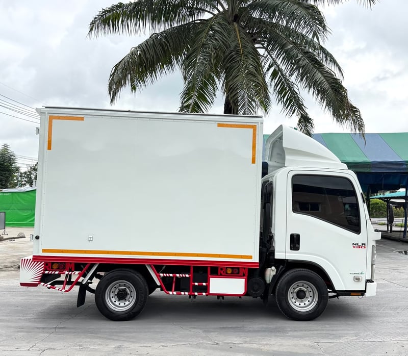 รถ ISUZU NLR 130 แรง ปี 2556 รถห้างแท้  (4 ล้อไม่ติดเวลา)  รถสวยมาก  มือเดียว  