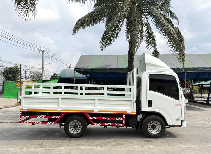 รถ ISUZU NLR 130 แรง ปี 2560 (รถห้างแท้ ) (4 ล้อไม่ติดเวลา) กะบะเหล็กเปิด 3 ด้าน ยาว3.50 ม. กว้าง1.95 ม. รถสวย มือเดียว
