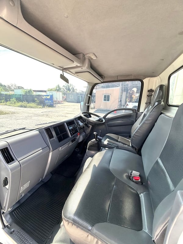 รถ ISUZU NLR 130 แรง ปี 2560 รถห้างแท้(4 ล้อไม่ติดเวลา) ตู้แห้ง ยาว 3.30 ม. กว้าง1.85 ม. 