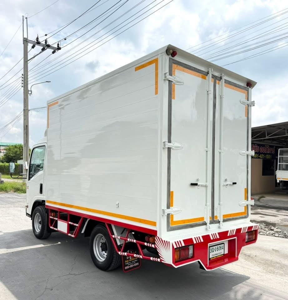 รถ ISUZU NLR 130 แรง ปี 2564 (รถห้างแท้ ) ไมล์น้อยมาก  มือเดียว สวยมาก ตู้แห้ง ยาว 3.20 ม. กว้าง 1.90 ม.