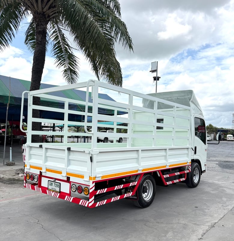 รถ ISUZU NLR 130 แรง ปี 2560 (รถห้างแท้ ) (4 ล้อไม่ติดเวลา) รถสวย มือเดียว  กะบะคอกสูง ยาว3.50 ม. กว้าง1.90 ม. สูง 1.50 ม.  