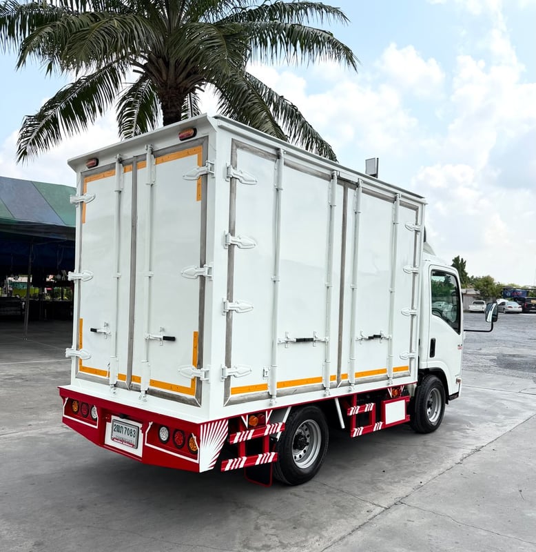 ISUZU NLR 130แรงม้า  4ล้อไม่ติดเวลา ตู้แห้ง 10 บาน  ปี2019 ไมล์ 95,000