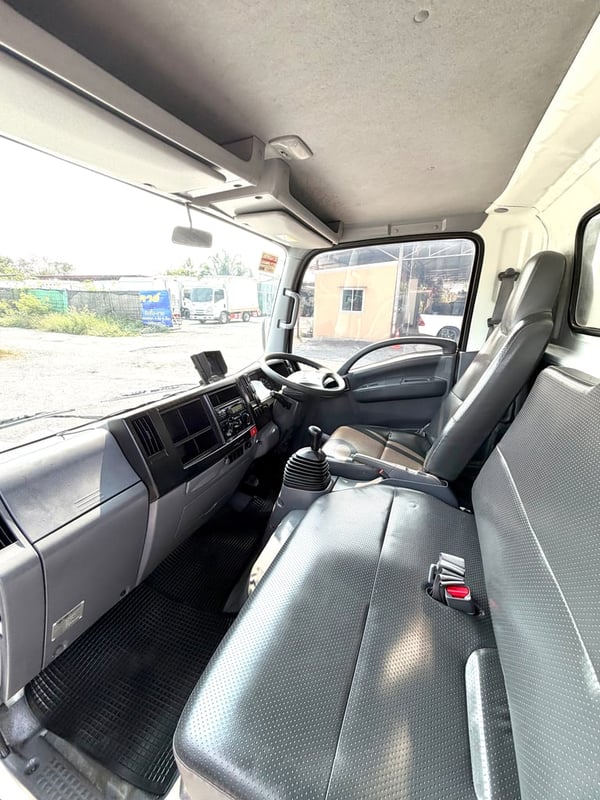 รถ ISUZU NLR 130 แรง ปี 2564  (รถห้างแท้ )  #ตู้แห้ง10บาน ยาว3.20 ม.กว้าง 1.90 ม. รถสวยมาก มือเดียว