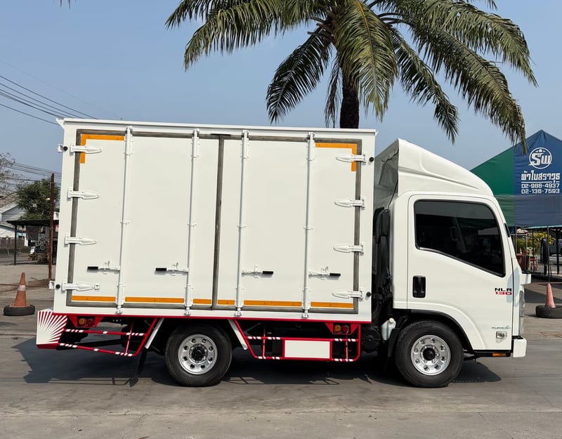 รถ ISUZU NLR 130 แรง ปี 2564  (รถห้างแท้ )  #ตู้แห้ง10บาน ยาว3.20 ม.กว้าง 1.90 ม. รถสวยมาก มือเดียว