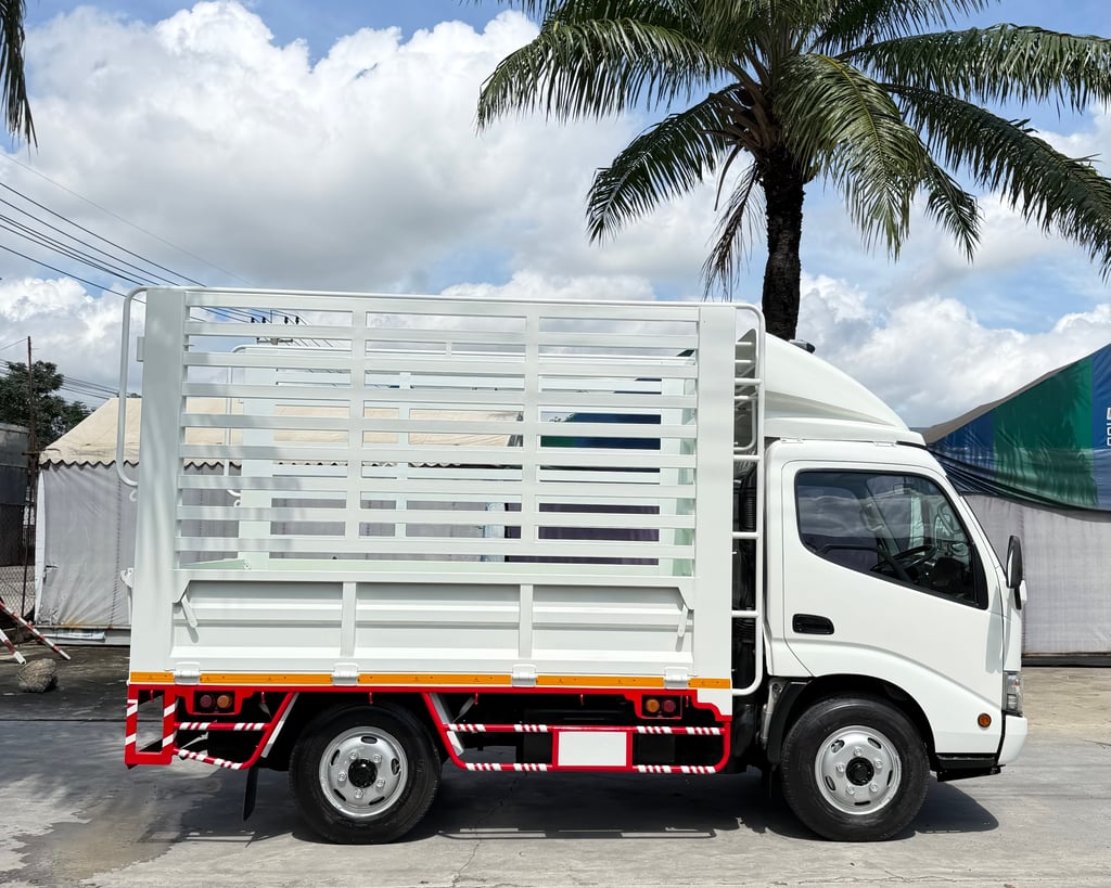 รถ HINO 300 ATOM ( 4 ล้อป้ายเล็ก ไม่ติดเวลา)  ปี 2561  มือเดียว  ออกจากห้าง