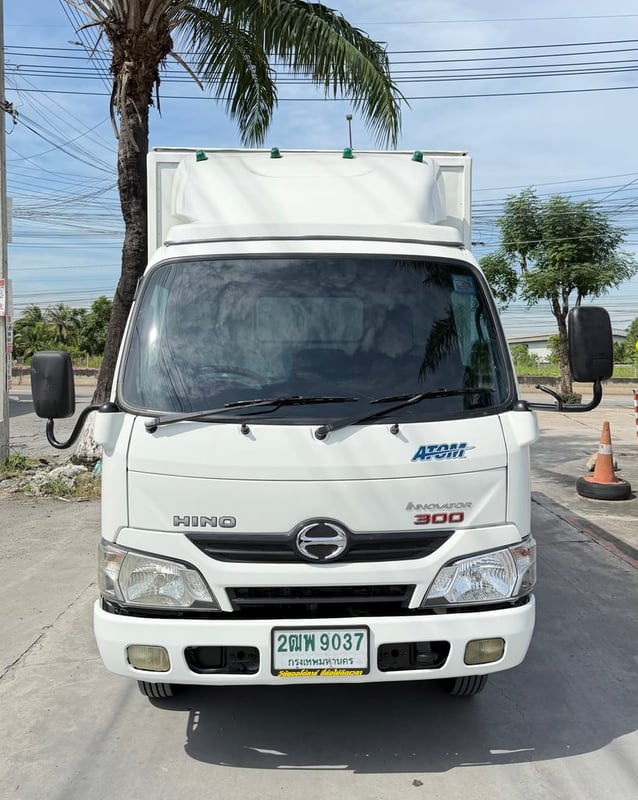 รถ HINO 300 Atom invertor  ปี 2562 ( 4 ล้อป้ายเล็ก ไม่ติดเวลา) มือเดียว  ออกจากห้าง