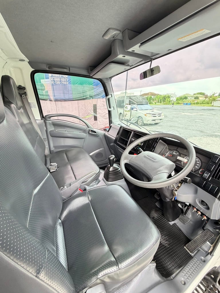 ISUZU NMR 130แรงม้า รถบรรทุก 6ล้อ ตู้แห้ง ปี2021 เลขไมล์ 42,000 กม.