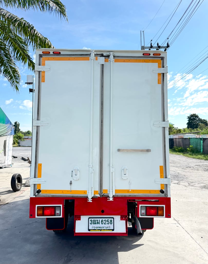 ISUZU NLR 130 แรงม้า รถบรรทุก 4 ล้อไม่ติดเวลา โฉมใหม่ ไฟโปรเจคเตอร์ ตู้แห้ง ปี 2565