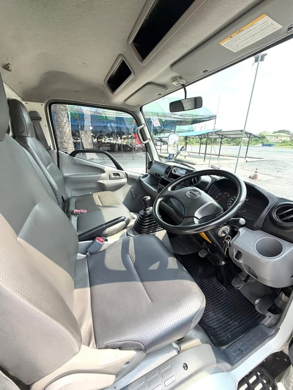 รถ HINO 300 ATOM ( 4 ล้อป้ายเล็กไม่ติดเวลา)  ปี 2561  รถสวย ไมล์ 84,955 มือเดียว  ออกจากห้าง