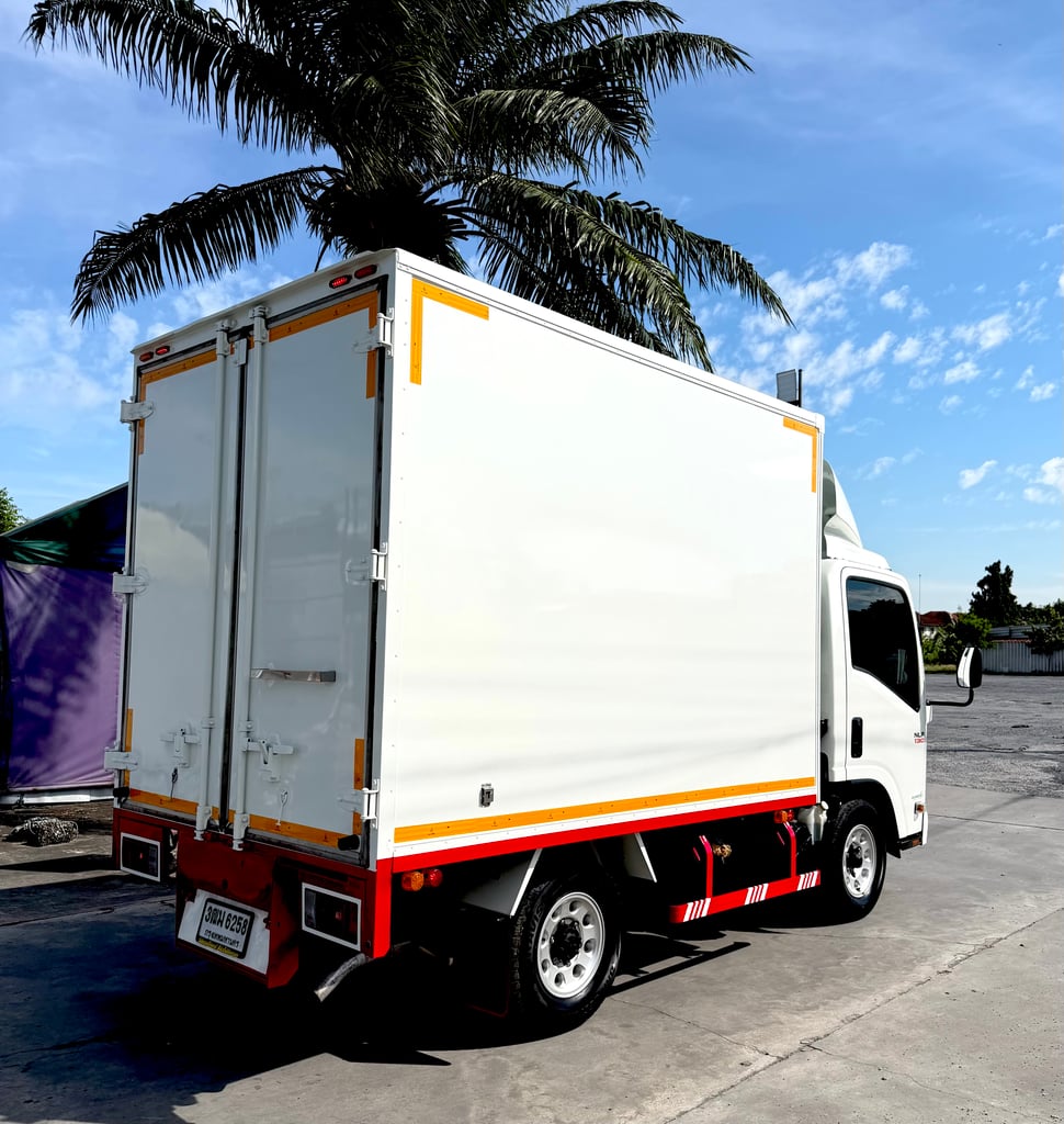 ISUZU NLR 130 แรงม้า รถบรรทุก 4 ล้อไม่ติดเวลา โฉมใหม่ ไฟโปรเจคเตอร์ ตู้แห้ง ปี 2565