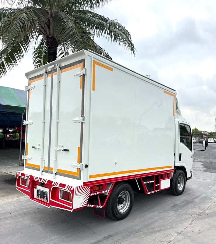รถ ISUZU NLR 130 แรง ปี 2556 รถห้างแท้  (4 ล้อไม่ติดเวลา)  รถสวยมาก  มือเดียว  