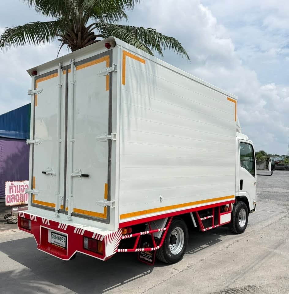 รถ ISUZU NLR 130 แรง ปี 2564 (รถห้างแท้ ) ไมล์น้อยมาก  มือเดียว สวยมาก ตู้แห้ง ยาว 3.20 ม. กว้าง 1.90 ม.