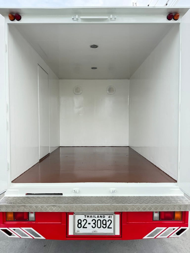 ISUZU NMR 130แรงม้า รถบรรทุก 6ล้อ ตู้แห้ง ปี2021 เลขไมล์ 42,000 กม.