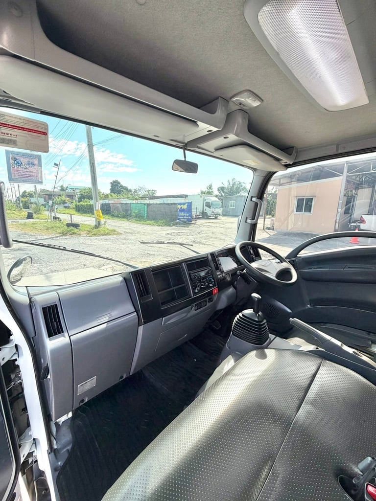 ISUZU NLR 130แรงม้า รถบรรทุก 4ล้อ ไม่ติดเวลา ตู้แห้ง 3 บาน ปี 2561