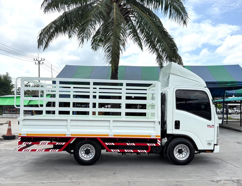 รถ ISUZU NLR 130 แรง ปี 2560 (รถห้างแท้ ) (4 ล้อไม่ติดเวลา) รถสวย มือเดียว  กะบะคอกสูง ยาว3.50 ม. กว้าง1.90 ม. สูง 1.50 ม.  
