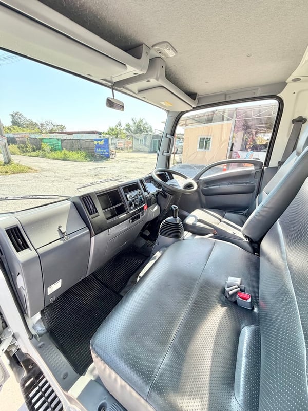 รถ ISUZU NLR 130 แรง ปี 2562  รถห้างแท้ ตู้แห้ง ยาว 3.20 ม.กว้าง 1.85 ม.สูง 2.10 ม.