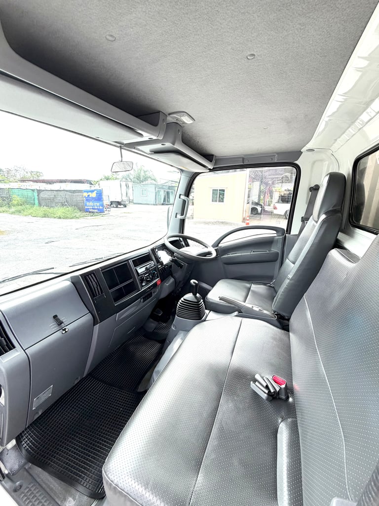 ISUZU NLR 130แรงม้า รถบรรทุก 4 ล้อไม่ติดเวลา ตู้แห้งท้ายลิฟท์ ปี 2562 เลขไมล์ 62,730 กม. ISUZU NLR 130แรงม้า รถบรรทุก 4 ล้อไม่ติดเวลา ตู้แห้งท้ายลิฟท์ ปี 2562 เลขไมล์ 62,730 กม.