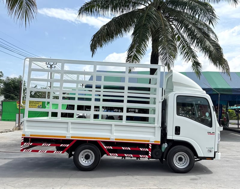 รถ ISUZU NLR 130 แรง ปี 2555 (รถห้างแท้ ) (4 ล้อไม่ติดเวลา)  กะบะคอกสูง ยาว3.50 ม. กว้าง1.90 ม. สูง 2.00 ม.  รถสวย มือเดียว