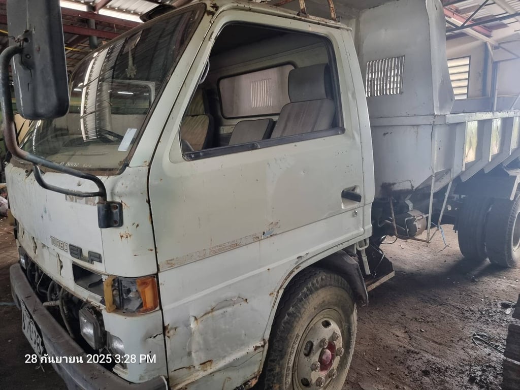 หกล้อ ดัมพ์ ท้องเรือ 