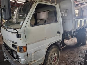 หกล้อ ดัมพ์ ท้องเรือ 