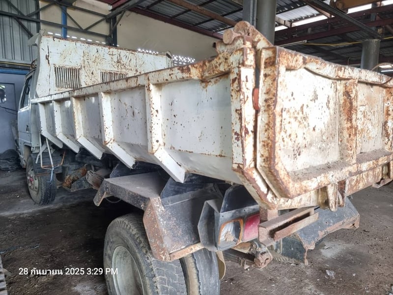 หกล้อ ดัมพ์ ท้องเรือ 