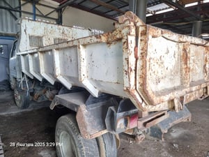 หกล้อ ดัมพ์ ท้องเรือ 