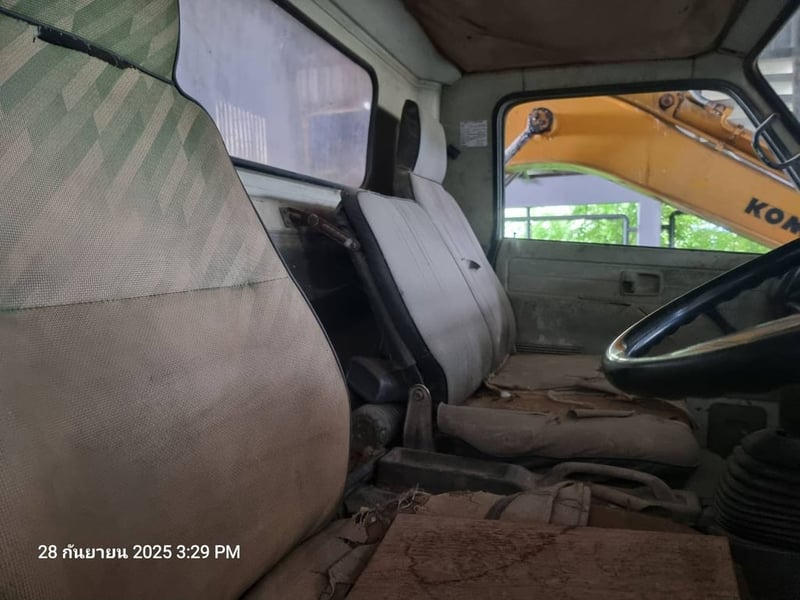 หกล้อ ดัมพ์ ท้องเรือ 