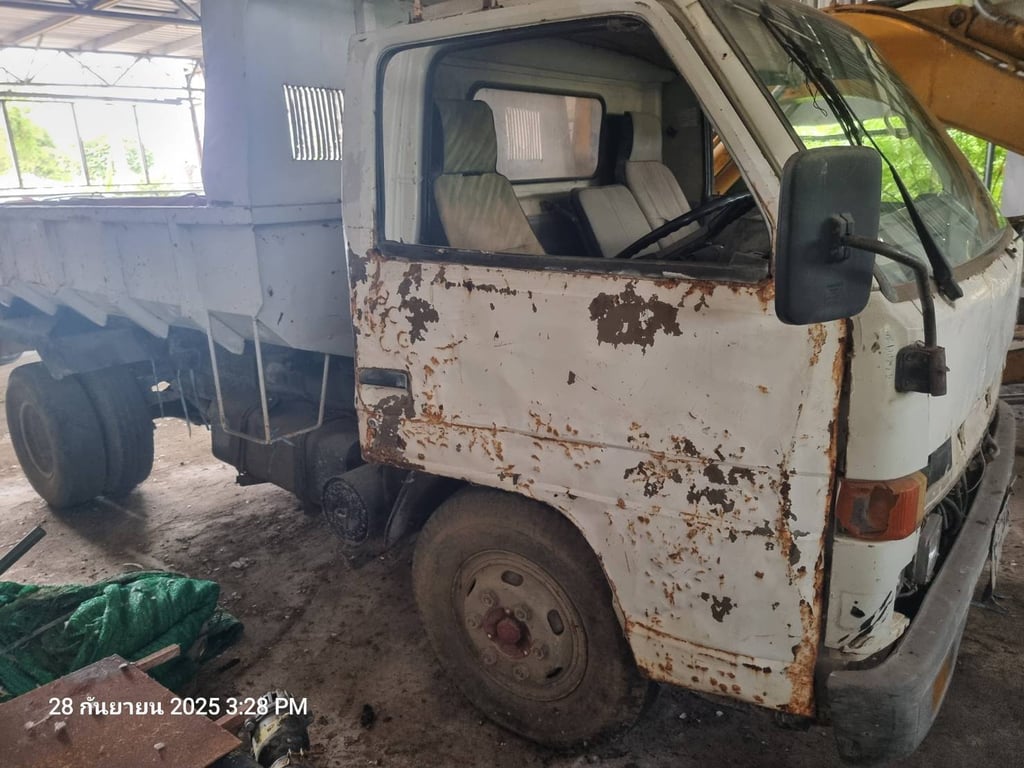 หกล้อ ดัมพ์ ท้องเรือ 