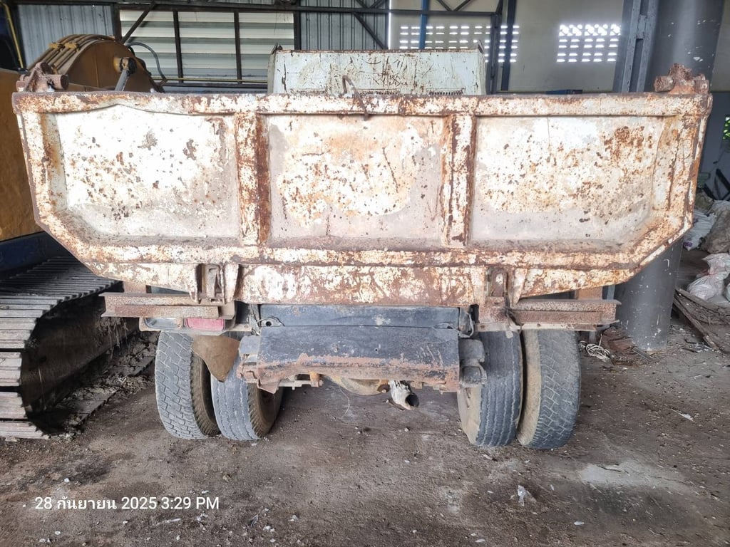 หกล้อ ดัมพ์ ท้องเรือ 