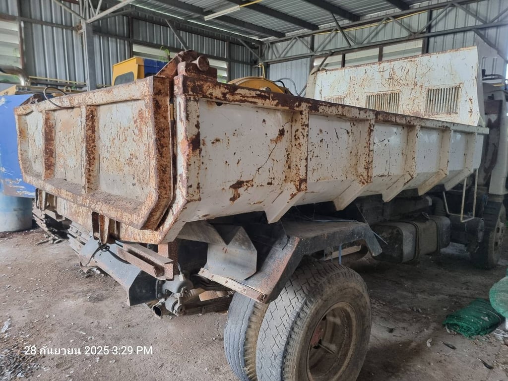 หกล้อ ดัมพ์ ท้องเรือ 