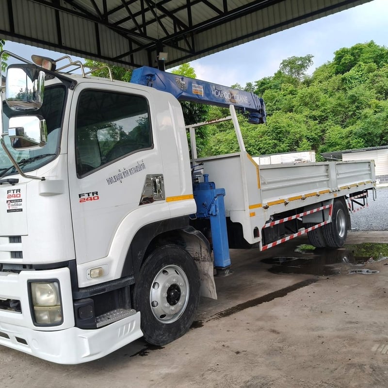 6ล้อติดเครน 5 ตัน Isuzu FTR 240 แรง ปี 2557 กระบะยาว 7.2 เมตร