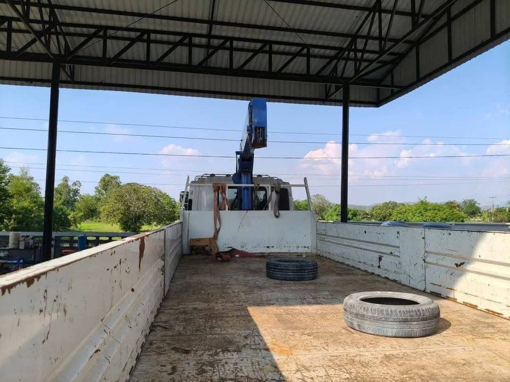 6ล้อติดเครน 5 ตัน Isuzu FTR 240 แรง ปี 2557 กระบะยาว 7.2 เมตร 6ล้อติดเครน 5 ตัน Isuzu FTR 240 แรง ปี 2557 กระบะยาว 7.2 เมตร