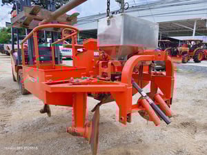 เครื่องปลูกมัน ตราช้าง cp100F