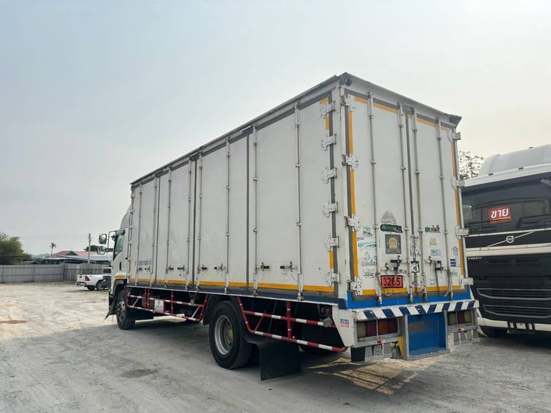หกล้อตู้สิบบาน ปี 2559 ISUZU FTR 240 เเรง (3447)
