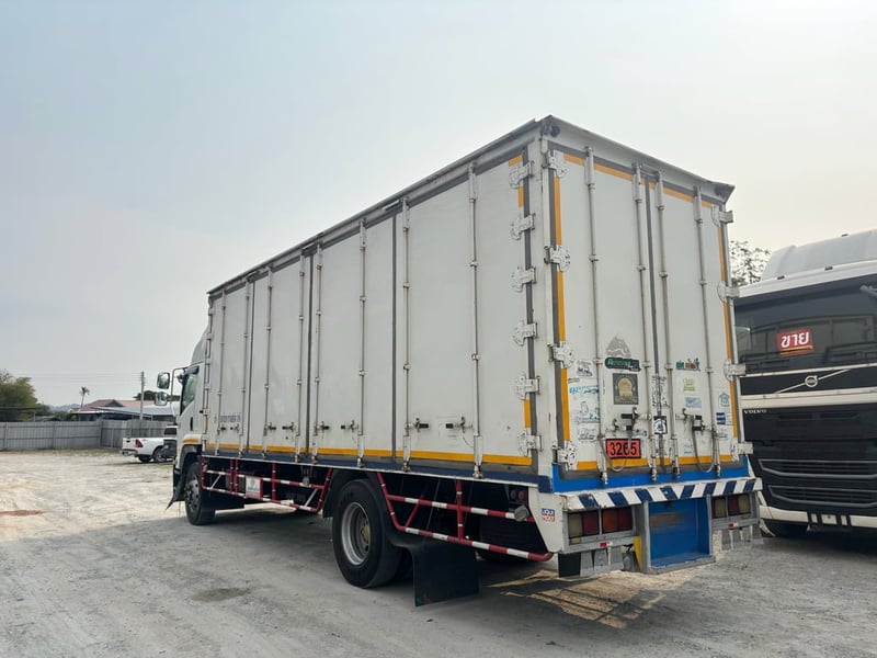 หกล้อตู้สิบบาน ISUZU FTR  240 แรงม้า ปี 2557 (9785)