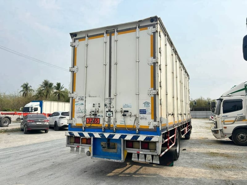 หกล้อตู้สิบบาน ISUZU FTR  240 แรงม้า ปี 2557 (9785)