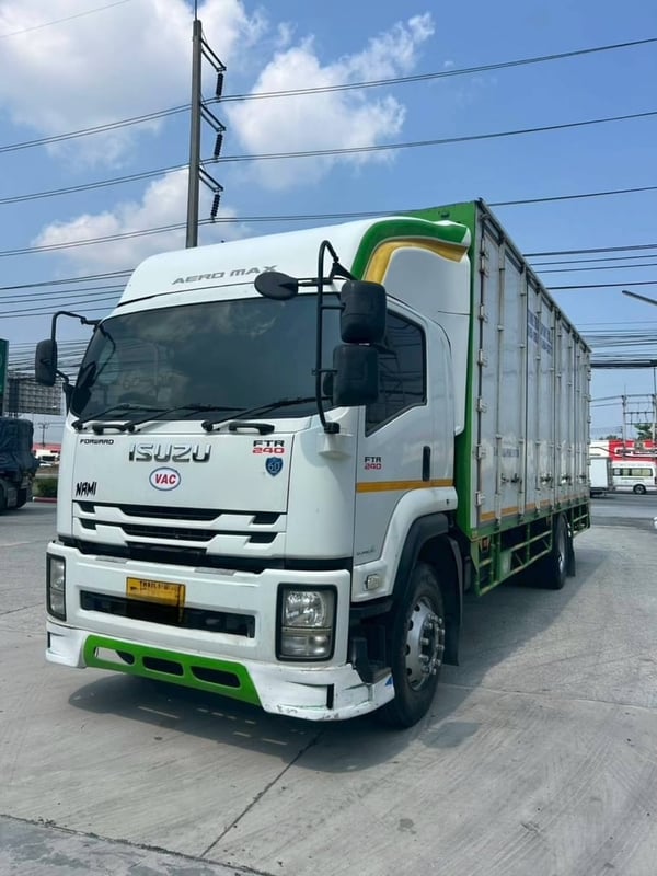 หกล้อตู้สิบบาน  ISUZU  FTR 240 แรงม้า ปี 2560 ( 0651)