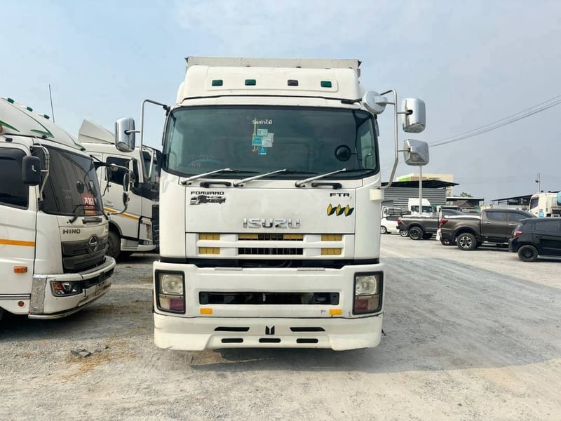 หกล้อตู้สิบบาน ISUZU FTR  240 แรงม้า ปี 2557 (9785)