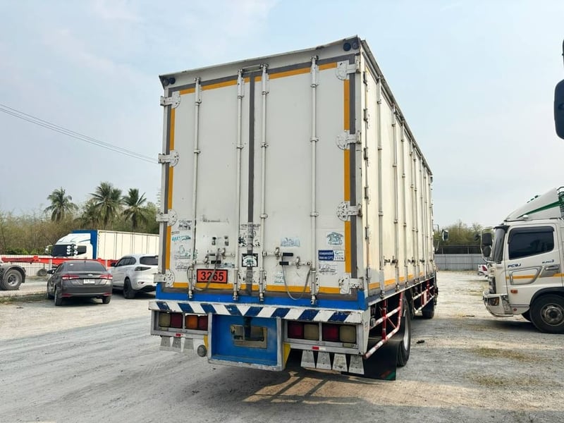 หกล้อตู้สิบบาน ISUZU FTR  240 แรงม้า ปี 2557 (9785)