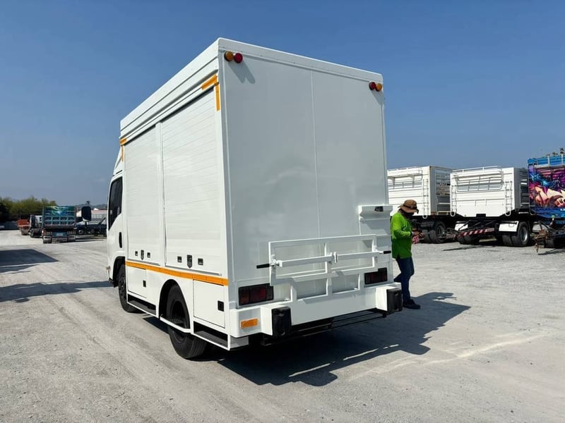 🚛หกล้อตู้ ISUZU NMR 130 แรง ปี 2558 ยาว 3.02สูง 1.97 กว้าง1.91 Sาคา  530,000 บาn( 5477)